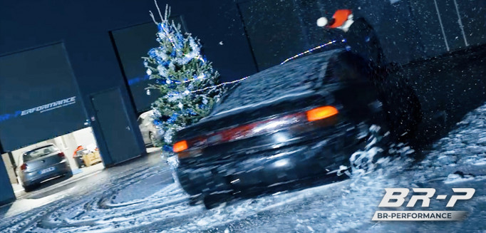 [Merry Christmas] We drift around Christmas tree